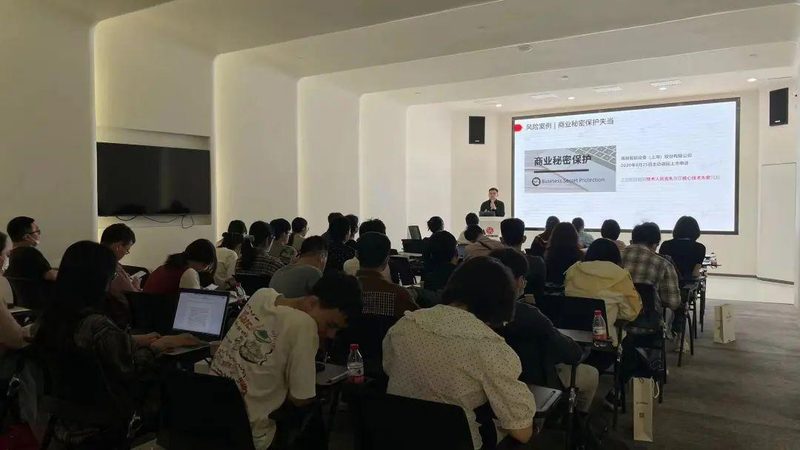经营范围变更后许可证如何及时更新？**